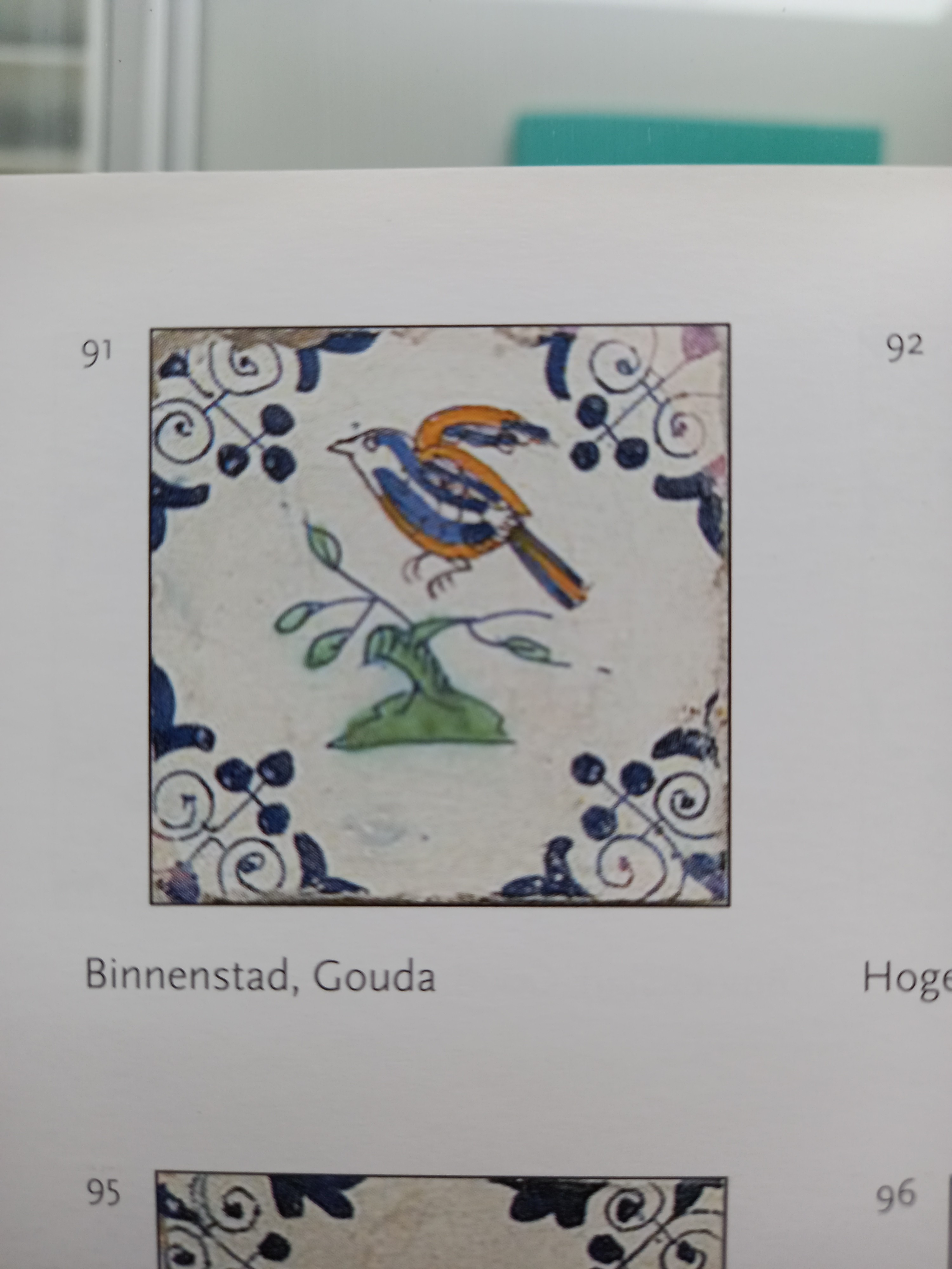 Tiles with birds painted according to the same design (but a different corner motif) have been found in the center of Gouda