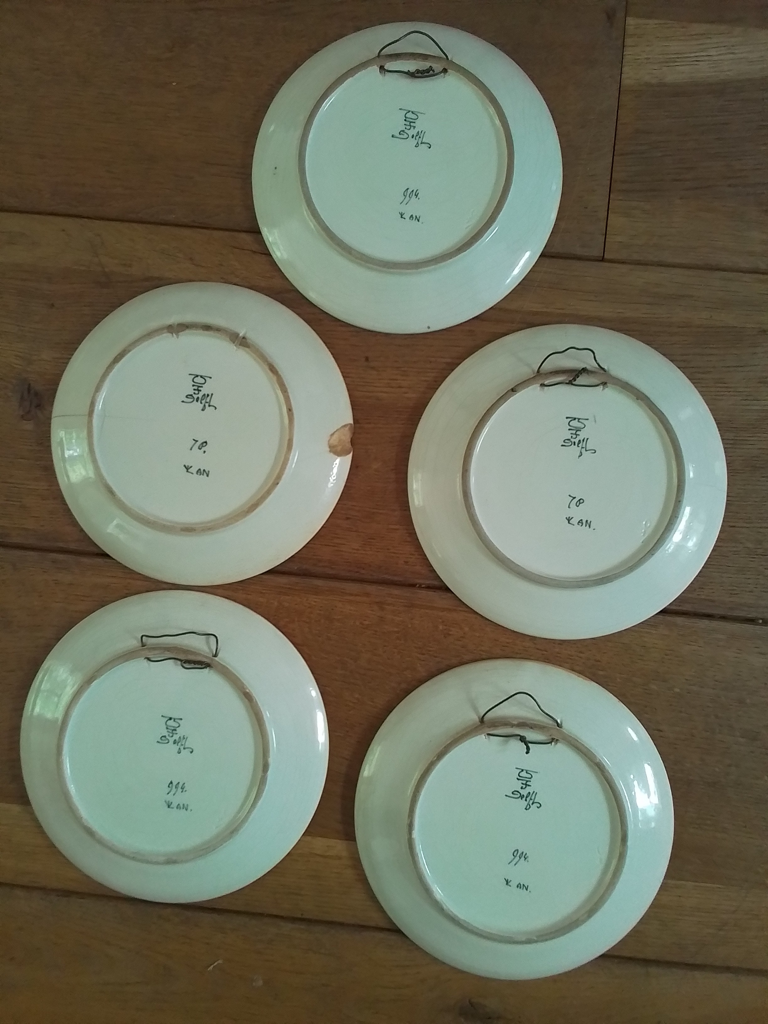 Achterkant van de 5 bordjes