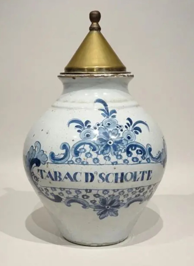 Wellicht een leuke aanvulling; een pot met D'Scholte, eerder aangeboden op de Franse Proantic site.