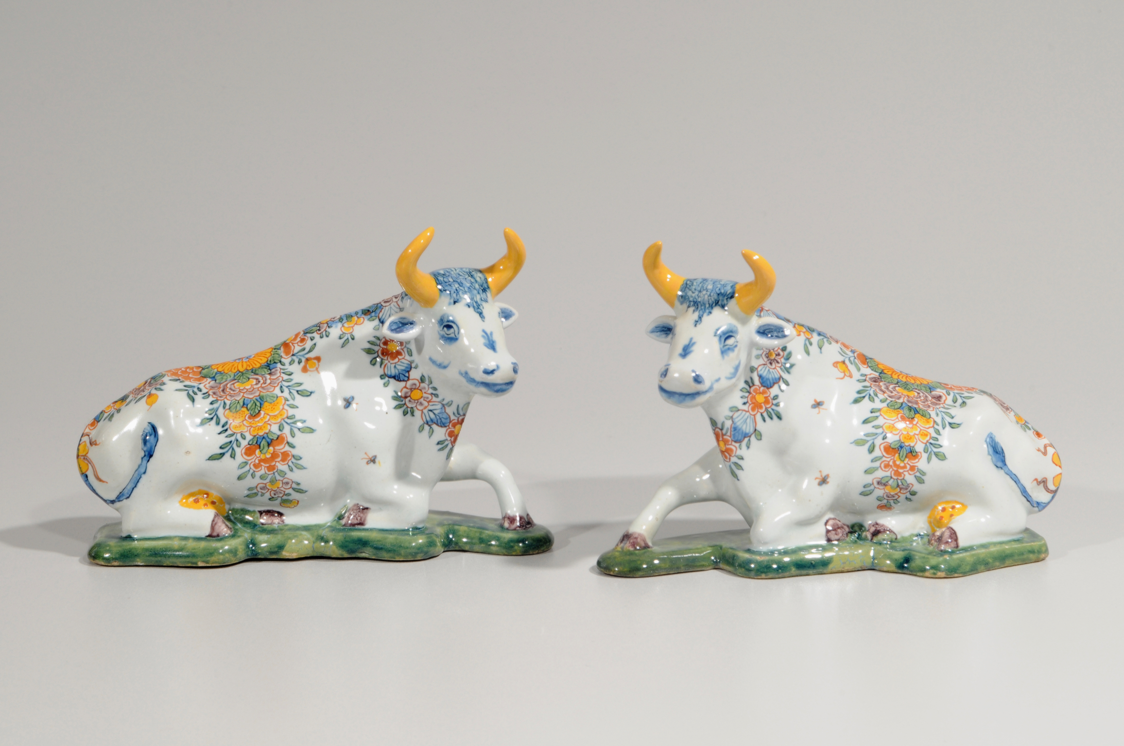 Paar liggende Delftse koeien, voormalig collectie Aronson