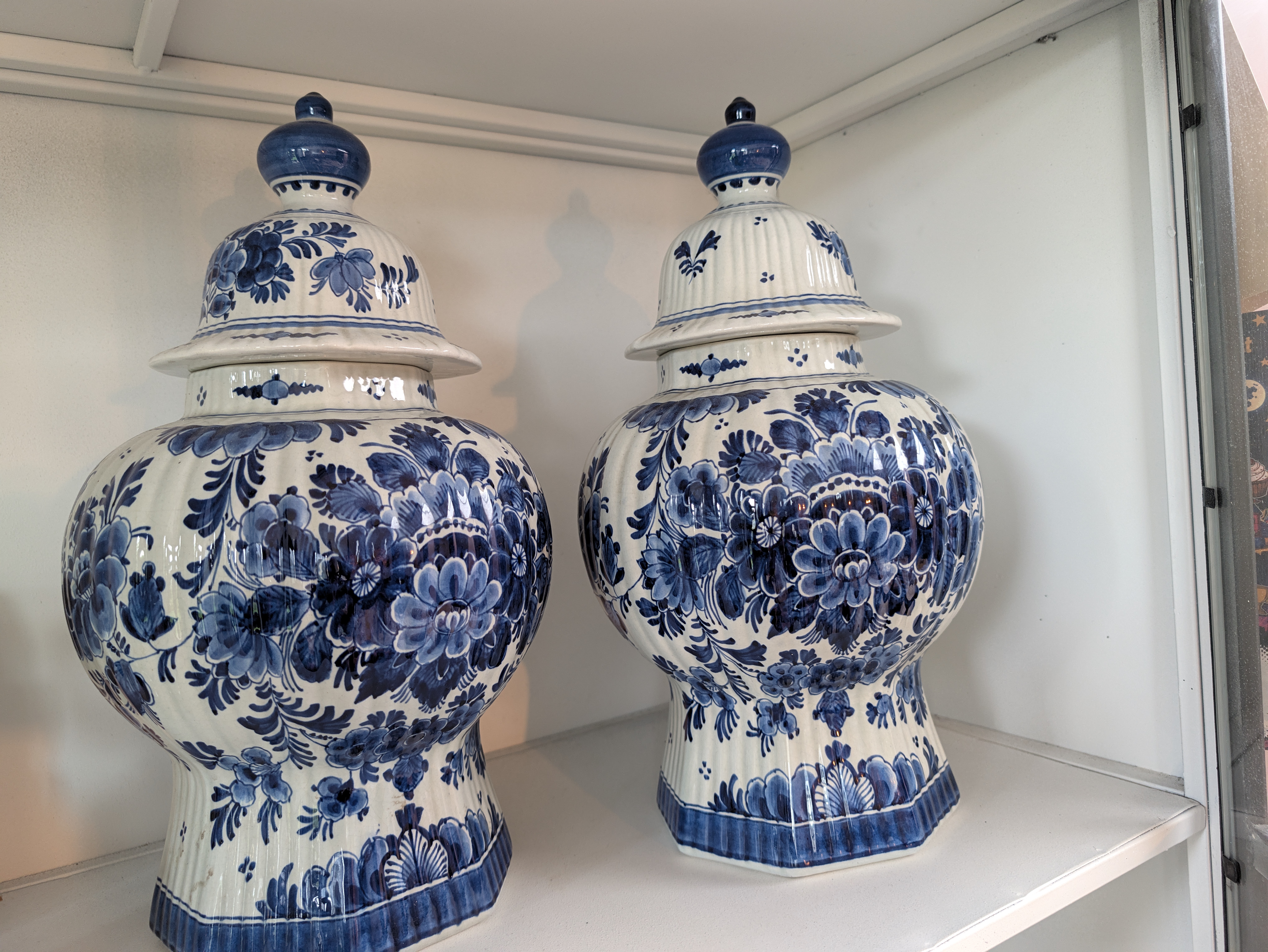 Twee Delfts blauwe flessen