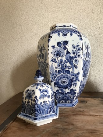 voorjaar Overzicht onderbreken Blauw witte vaas met deksel | Delftsaardewerk.nl