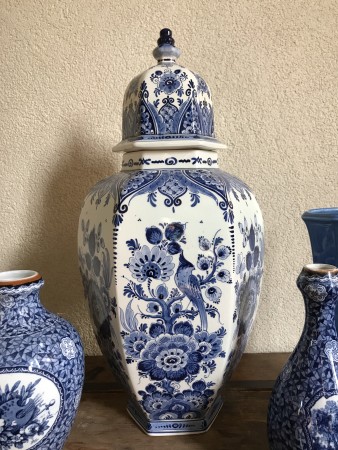 voorjaar Overzicht onderbreken Blauw witte vaas met deksel | Delftsaardewerk.nl