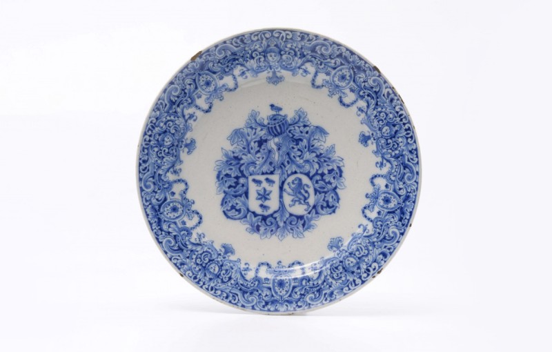De Witte Ster (The White Star) factory, armorial plate, circa 1750, collection Aronson Antiquairs (inv. no. D1244)
