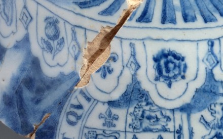 Detail van een tuinvaas met wapen van Willem en Mary, Tudor-symbolen en St. George kruis, Delft, 1689-1702, aardewerk, collectie Paleis Het Loo, inv.nr. RL2297. Foto Michiel Stockmans.