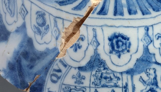 Detail van een tuinvaas met wapen van Willem en Mary, Tudor-symbolen en St. George kruis, Delft, 1689-1702, aardewerk, collectie Paleis Het Loo, inv.nr. RL2297. Foto Michiel Stockmans.