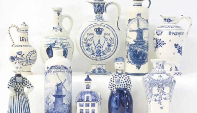 Diverse jeneverflessen in Delfts blauw-stijl, collectie Jenevermuseum Schiedam